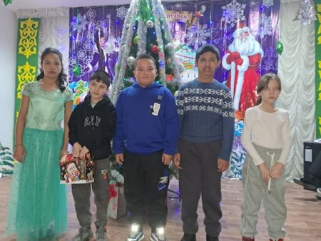 Мектебіміздің үйде оқытылатын 18 оқушысына арналған "Қуаныш сыйлайық!" атты жаңа жылдық іс-шара өткізілді