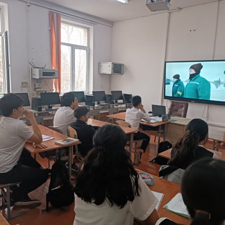«Бұл сталкинг пе, жоқ әліде жәй назар ма?»
